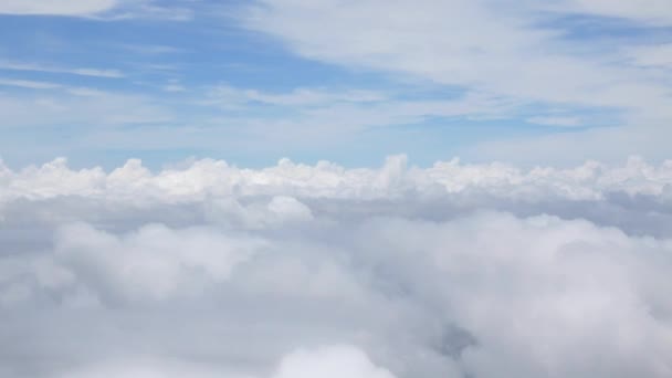 Güneşli Bir Günde Bulutların Üzerinde Uçuşan Beyaz Kabarık Bulutlu Mavi — Stok video