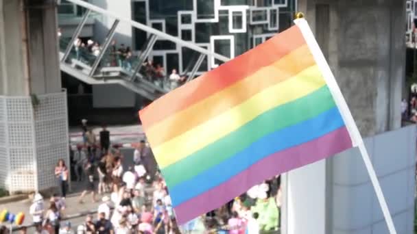 Vista Bandera Orgullo Lgbtq Gay Ondeando Festival Desfile Orgullo Ciudad — Vídeos de Stock