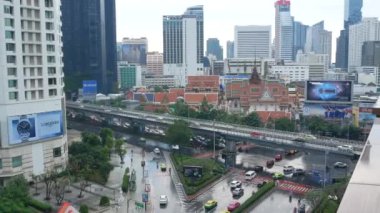 20 Haziran 2022. Bangkok, Tayland. Bangkok ufuk çizgisinin havadan görünüşü. Yazın Bangkok 'ta trafik olan birçok gökdelen binası var.