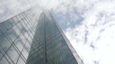 Şehir ticaret bölgesindeki modern ofis gökdelenleri finans binaları. Modern camlara bakıyorum. Finansal modern binalara. Arka planda açık gökyüzü var.