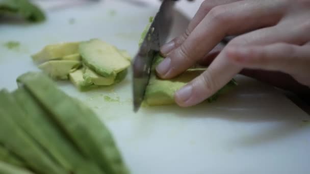 ナイフでアボカドを剥き アボカドをスライスして健康的な朝食を食べる女性 — ストック動画