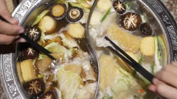 Chinese Stijl Kruidige Hete Pot Keuken Tijdens Het Koken Paddestoel — Stockvideo