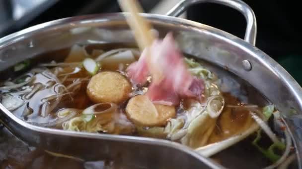 Chinese Pittige Hete Pot Keuken Tijdens Het Koken Gehaktbal Fishball — Stockvideo