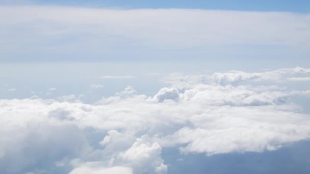 Beyaz Kabarık Bulutlu Mavi Gökyüzü Bulutların Üzerinde Uçuyor Güneşli Bir — Stok video