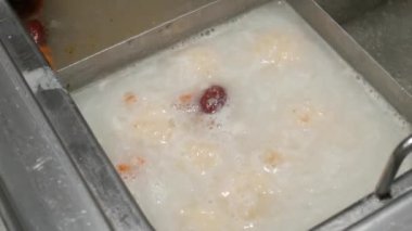 Çorbadan karides topunu bulurken haşlanmış çorba ile szechuan güveç stili