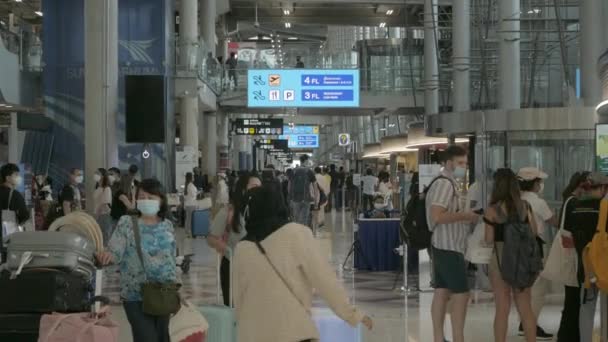 Ağustos 2023 Bangkok Tayland Uluslararası Suvarnabhumi Havaalanının Varış Salonu Terminalindeki — Stok video