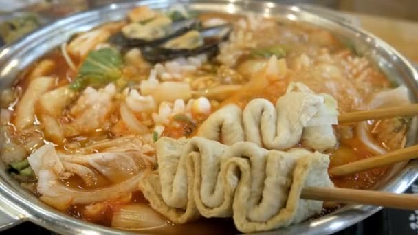 Близько Кипіння Корейського Супу Кімчі Тток Поккі Наповненого Свининою Кальмаром — стокове відео