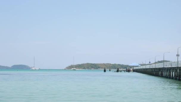 Playa Muelle Hormigón Sobre Mar Azul Claro Turquesa Isla Phuket — Vídeos de Stock