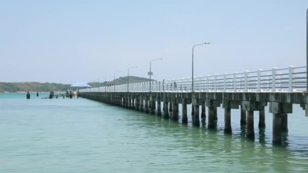 泰国普吉岛绿松石清澈蓝海上的海滩混凝土码头 阳光明媚的日子里 有绿岛和一些游艇在海上 东南亚暑假假期 — 图库视频影像