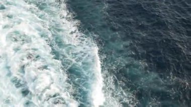 Derin uluslararası deniz mavisi Karayipler 'deki büyük bir yolcu gemisinin arkasındaki uyanma manzarası. Okyanus manzaralı ve yolcu gemisinin izini taşıyan. Varış yeri, tropik okyanus denizi..