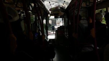 May3,2023. Manzara manzarası, sokak ve caddelerdeki otomobil trafiği ile Singapur 'un merkezindeki otobüs manzaralı toplu taşıma otobüsü.