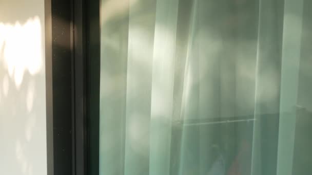 Vue Abstraite Sur Fenêtre Avec Rideau Blanc Soleil Brille Sur — Video