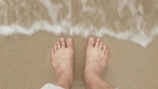 Άνθρωπος Ξυπόλητος Στην Άμμο Στη Λευκή Ομαλή Παραλία Κύματα Χτύπησε — Αρχείο Βίντεο