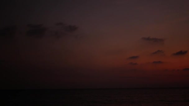 美丽的景色映衬着大海上的香草色天空 夕阳西下 五彩缤纷的阳光闪耀着浮肿的云彩 滑雪板 4K日落美丽的背景天空 — 图库视频影像