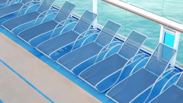 Seyahat Gemisinde Hiç Yolcu Olmadan Güneş Güvertesinde Sıralı Sandalyeler Yaz — Stok video