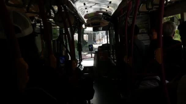 5月3 20233 シンガポール シンガポール市の中心部の薬局で 街路の正面ウィンドウビューを通って道路上の車の交通と公共交通機関バスの中のランドスケープビュー — ストック動画