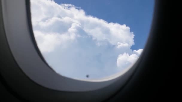 Luchtfoto Door Vliegtuig Raam Met Uitzicht Gezwollen Witte Wolk Met — Stockvideo