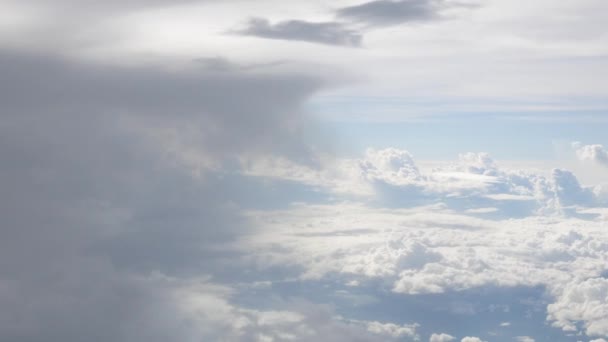 蓝蓝的天空 白色的蓬松的云彩从飞机上飞过 在阳光明媚的日子里 云彩在夏天炎热的天气里在大气中飘扬 夏季多云背景 — 图库视频影像