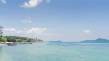 Yaz tatilinde açık mavi gökyüzü altında, turkuaz denizler arasında bir sürü tekne ve yeşil ada bulunan doğal tropikal deniz zamanı. Phuket cenneti turistik tatil beldesi.