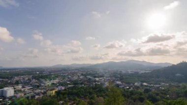 Phuket Town Skyline 'ın hava manzarası. Gündüz vakti körfez bölgesinin arka planı ve deniz manzaralı okyanusu olan merkez iş bölgesinde birçok bina var.