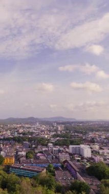 Pofet Town Skyline 'ın dikey zaman çizelgesi. Gündüz vakti körfez bölgesi ve deniz manzaralı deniz manzaralı merkez iş bölgesinde birçok bina var. Pofuket City Skyline