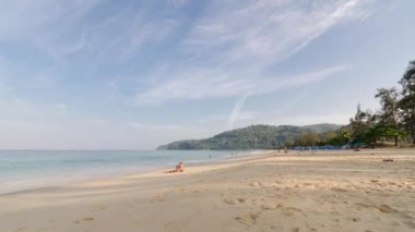 Sakin deniz okyanusu ve berrak mavi gökyüzü arka planıyla tropikal beyaz kum plajı. Kalabalık insanlar tatilde tropikal beyaz kum kumsalında dinleniyor.