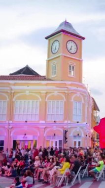 27 Ocak 2023.Phuket eski Tayland kenti, Tayland dikey zaman çizelgesi gece manzarası. 2023 Phuket Festivali 'nde kalabalık insanların bulunduğu koloni mimari binasına ışık tutuluyor.