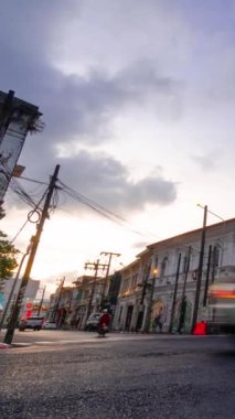 2 Nisan 2020. Phuket eski kasabası, Phuket, Tayland. Phuket Eski Kasabası 'nın yerel caddesinde hareket halindeki ulaşım videosu. Eski Phuket sokağı, gökyüzü saatiyle sabah güneşinin doğduğu yer..