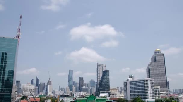 Bangkok Metropolis Şehrinin Güneşli Zamanlarında Şehir Merkezindeki Birçok Gökdelen Binasıyla — Stok video