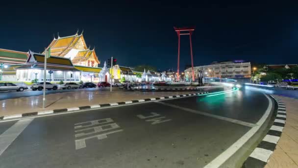 Zeitraffer Straßenansicht Mit Etwas Verkehr Der Nacht Wat Suthat Tempel — Stockvideo