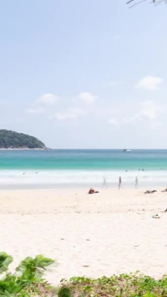 Vertical Timelapse Areia Branca Tropical Praia Lisa Com Mar Calmo — Vídeo de Stock