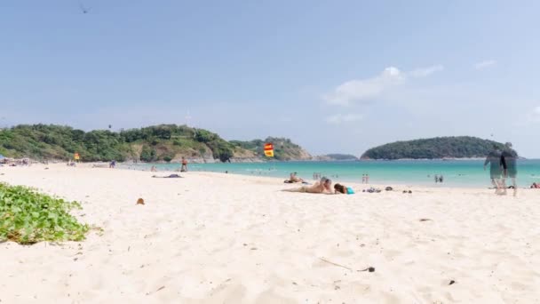 4月6 2023 Phuket Timelaspe 4Kビデオ 混雑した人々はナイハーンビーチ プーケットのトロピカルビーチで夏休み中に日光浴をリラックスします 夏の昼間のビーチで休暇中の人々 — ストック動画