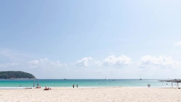 4月6 2023 Phuket Timelaspe 4Kビデオ 混雑した人々はナイハーンビーチ プーケットのトロピカルビーチで夏休み中に日光浴をリラックスします 夏の昼間のビーチで休暇中の人々 — ストック動画