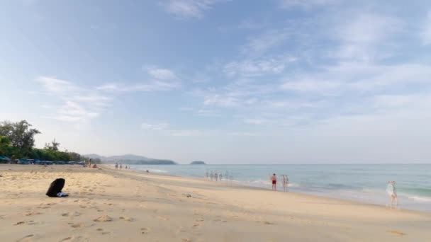 Abril 2023 Phuket Thailand Timelaspe Vídeo Crowded People Relaxing Sunbath — Vídeo de Stock