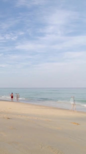 トロピカルタイムラプス トロピカルホワイトサンドスムーズなビーチ 穏やかな海と日光明るい青空の背景 バケーション休日の熱帯ホワイトサンドビーチでリラックスした人々 — ストック動画