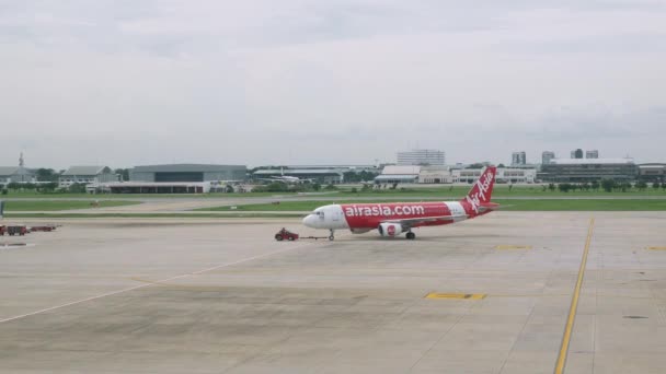 Международный Аэропорт Дон Муанг Самолетом Airbus A320 Авиакомпании Airasia Пока — стоковое видео