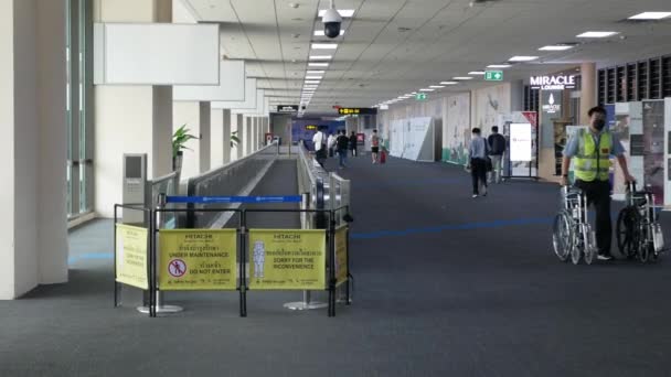 7Août2023 Don Muang Airport Bangkok Thailand Escalator Passerelle Intérieur Terminal — Video