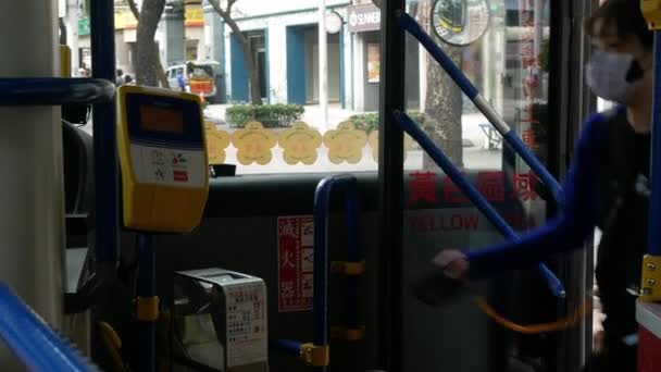 台湾台北 2009年7月28日 乘客上车持卡时 可在台湾市台北市大巴入口的大巴上看到无接触式支付触摸板 — 图库视频影像