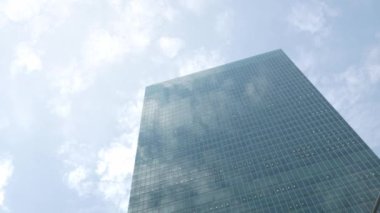 Şehir ticaret bölgesindeki modern ofis gökdelenleri finans binaları. Modern camlara bakıyorum. Finansal modern binalara. Arka planda açık gökyüzü var.