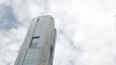 Şehir ticaret bölgesindeki modern ofis gökdelenleri finans binaları. Modern camlara bakıyorum. Finansal modern binalara. Arka planda açık gökyüzü var.
