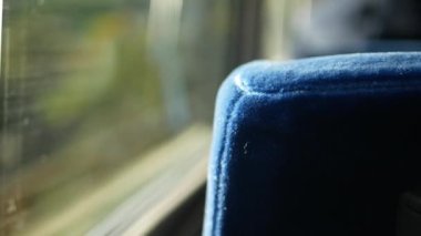 Otobüsteki koltuğa seçici odaklanma görüntüsü, güneş ışığı pencereden içeri girerken Mountain Range Hill 'e çıkarken, doğal seyahat tatil arka planı.