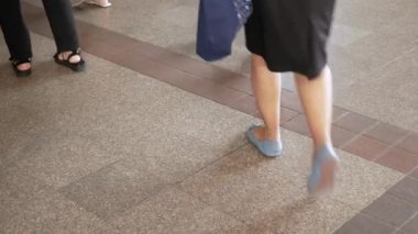 Trafiğin yoğun olduğu saatlerde metro kapısına koşan insanların düşük açılı görüntüsü, yaya manzaralı toplu taşıma