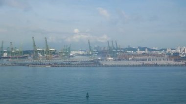 Singapur rıhtımındaki günlük şehir manzaralı konteynır manzarası. Sabahın erken saatlerinde birçok vinçle Singapur limanının havadan görüntüsü. Singapur 'un ticari limanı