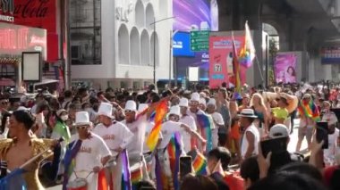 Bangkok, Tayland 'da Haziran 4.2023.Bangkok Gay LGBTQ + Onur Yürüyüşü Festivali ya da Bangkok' un merkezindeki Bangkok Onur Festivali 2023. Bangkok Gurur Festivali. Gurur yürüyüşünde eşcinsellerin bayrağını sallayan kalabalık