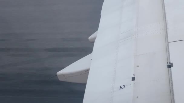 当飞机从国际机场的跑道起飞准备旅行时 通过飞机窗向机翼观看 飞机操作过程背景 — 图库视频影像