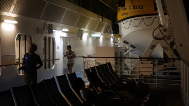 4月30 20233 シンガポール 海の旅客クルーズ船スペクトルのデッキの概要 夜間に国際的なオープン海でクルーズしながらライフボートのデッキ上のロイヤルカリブ海クルーズライン — ストック動画