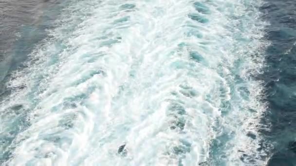 Vista Esteira Atrás Grande Barco Cruzeiro Águas Profundas Mar Azul — Vídeo de Stock