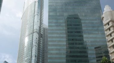 Şehir ticaret bölgesindeki modern ofis gökdelenleri finans binaları. Modern camlara bakıyorum. Finansal modern binalara. Arka planda açık gökyüzü var.