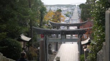 14 Kasım 2022 Fukuoka, Japonya. Miyajidake Tapınağı 'nın Japon tarzı pek çok torii manzarası dağ tepesine giden merdivenler boyunca günbatımını ve uzun caddeleri gösteren sahil manzarası.
