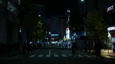 17 Kasım 2022 Fukuoka, Japon sokak manzaralı arabalar ve insanlar modern binalar arasında Tenjin 'in Hakata, Fukuoka alışveriş alanında gece trafiği, Japonya' da gece sokak manzarası